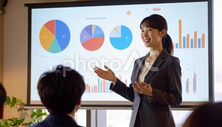 プレゼンテーションをするビジネスマン ビジネスマン,会社員,社会人ビジネスの写真素材