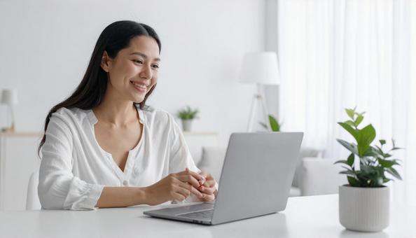 カメラ目線で会話する女性の写真