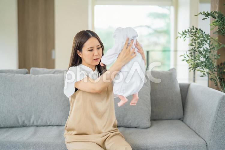 赤ちゃんの世話をする女性 赤ちゃん,世話,育児の写真素材