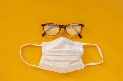 不織布のマスクと曇った眼鏡 マスク,不織布,白の写真素材