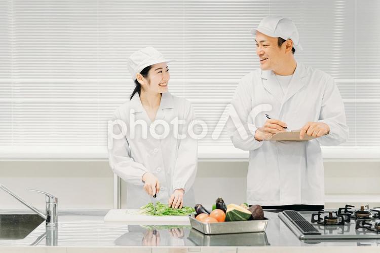 食品工場で働く男女の調理員（分析・検査） 調理員,給食センター,料理の写真素材