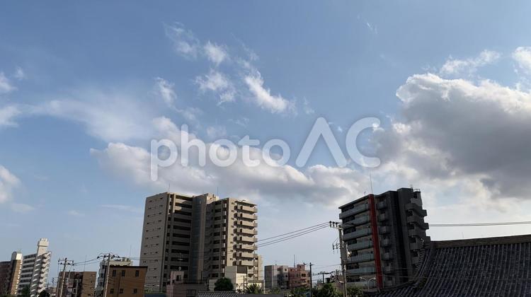 晴れた日の空と街並み 青空,空,晴れの写真素材