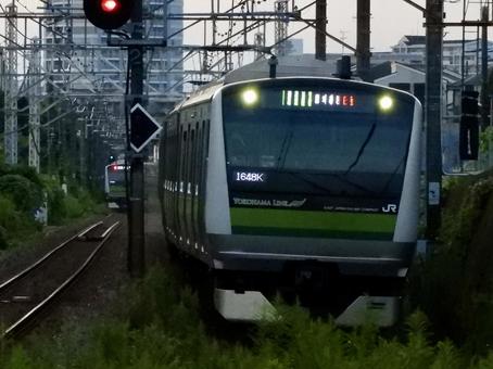 十日市場駅に到着するJR横浜線E233系 十日市場駅に到着するJR横浜線E233系の写真