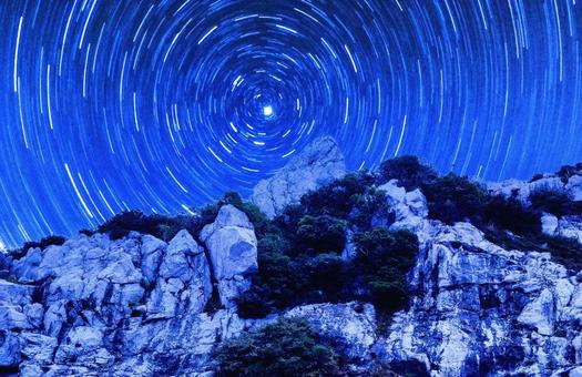 崖の上の夜空 崖の上の夜空の写真