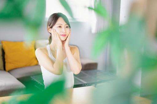 部屋でスキンケアをする若い女性 部屋でスキンケアをする若い女性 ルーティーン,生活,スキンケアの写真素材