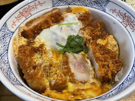 分厚いかつ丼の写真