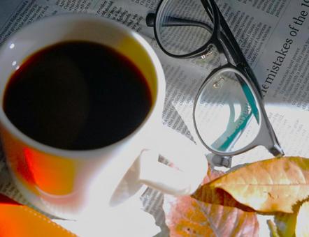 秋の秋のMORNING⑤ 秋の秋のMORNING⑤ コーヒー,秋,新聞の写真素材
