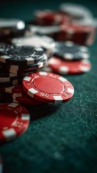 大金を賭ける準備：カジノチップの山の写真