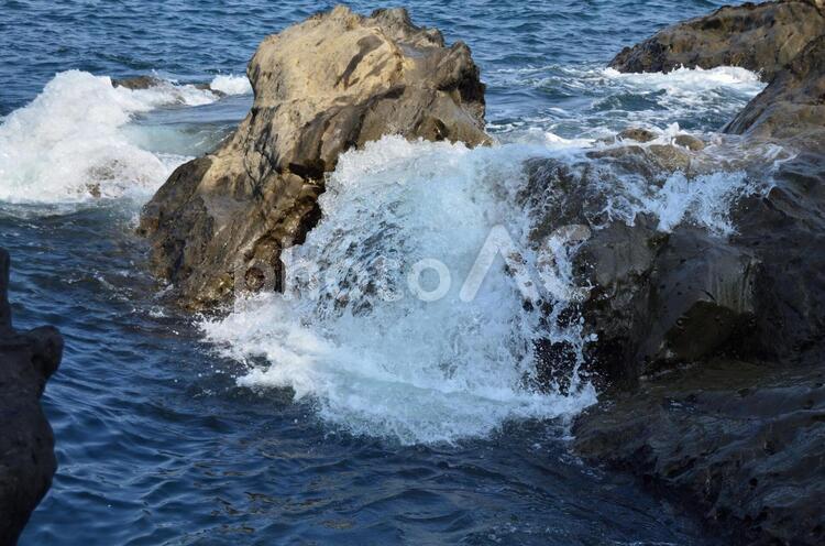 磯を流れる波2 しぶき,岩,晴れの写真素材