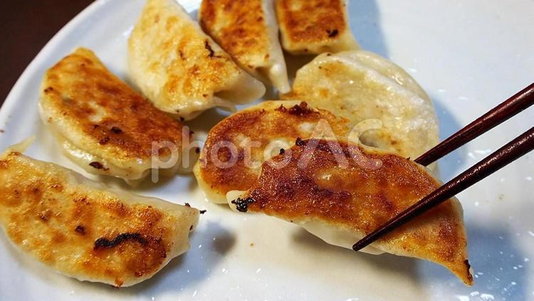家庭料理・焼き餃子（食べるシーン） 焼き餃子,ホームメイド,餃子の写真素材