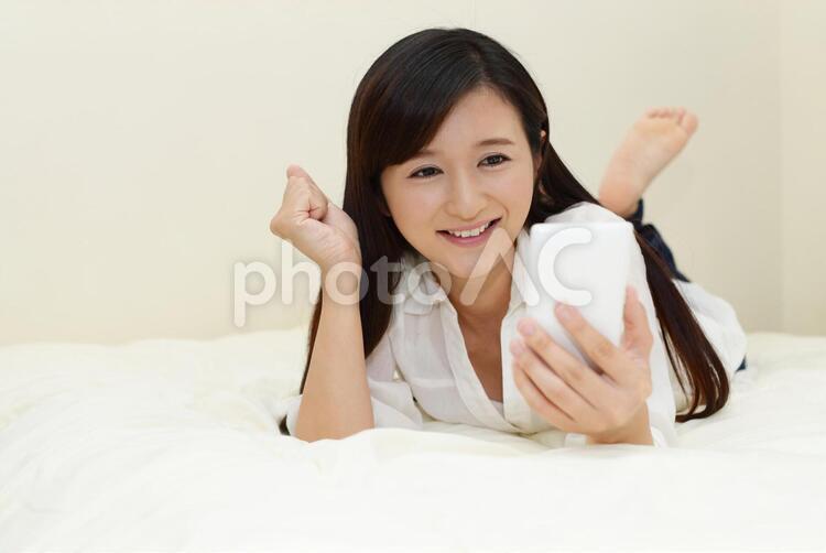 スマートフォンを持つ笑顔の女性 女性,スマートフォン,女の写真素材