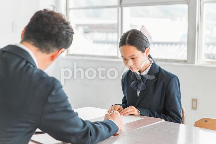 真剣な表情で進路相談を受ける日本人中学生 成績不振,進路指導,進路の写真素材