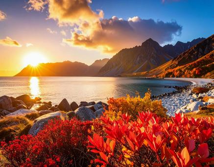 空と太陽、そして海と紅葉している山々 空と太陽、そして海と紅葉している山々の写真