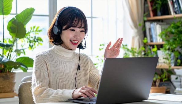 笑顔でリモートワークをするビジネス女性 笑顔でリモートワークをするビジネス女性の写真