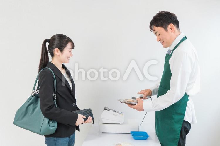 お弁当を買う女性とコンビニ店員 コンビニ,スーパーマーケット,レジの写真素材