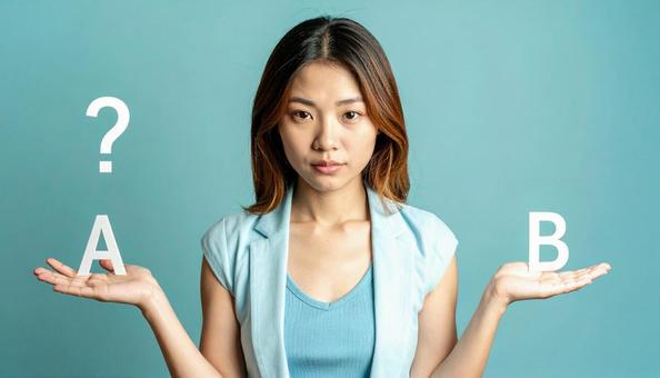 選択肢を提示する女性 選択肢を提示する女性の写真