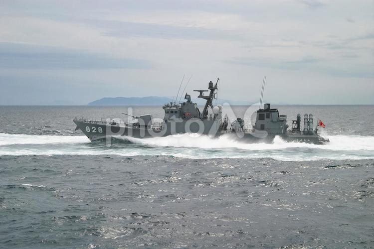 高速で航行する海上自衛隊ミサイル艇 海上自衛隊,自衛隊,ミリタリーの写真素材
