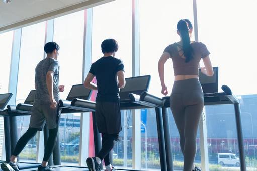 スポーツジムでトレーニングをする若い男女 スポーツジム,ランニング,ジョギングの写真素材