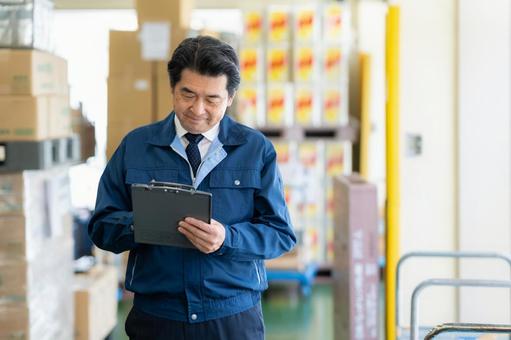 倉庫で働くシニアの男性作業員 倉庫で働くシニアの男性作業員 倉庫,工場,配達の写真素材