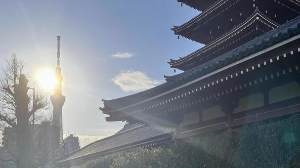 坂東33観音 13番 浅草寺 朝日と2塔 坂東33観音 13番 浅草寺 朝日と2塔 浅草寺,金龍山,五重塔の写真素材