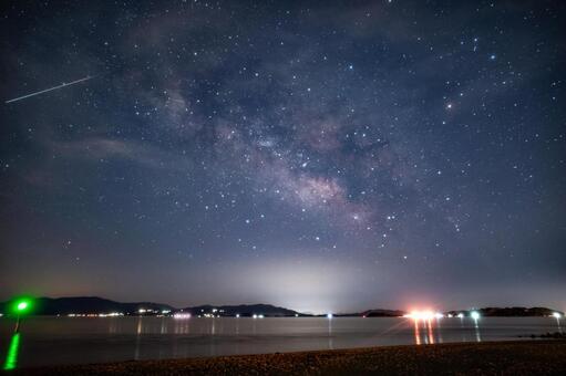 田坪海岸の奇岩と縦に立ち昇る壮大な天の川 田坪海岸,天の川,星空の写真素材