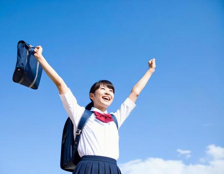 青空の下伸び伸びとする女の子 青空の下伸び伸びとする女の子の写真