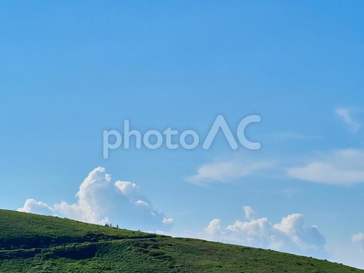 夏、車山の稜線越しに見える雲と青空の風景 夏,車山,稜線の写真素材