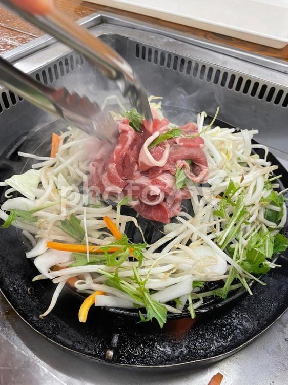 ジンギスカンを焼くシーン ジンギスカン,焼肉,羊肉の写真素材