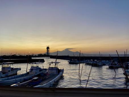 夕暮れどきの港に停泊した漁船 夕暮れどきの港に停泊した漁船 漁港,漁船,船の写真素材