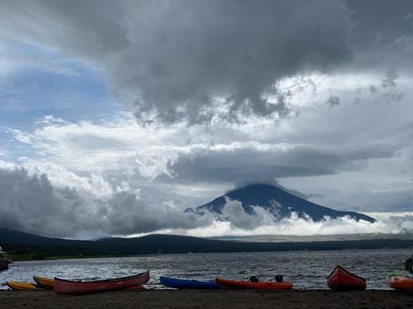 湖越しに見える雲間の富士 湖越しに見える雲間の富士の写真