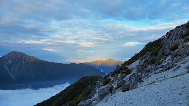 鳳凰三山稜線から見る朝の北岳と仙丈ヶ岳 鳳凰三山稜線から見る朝の北岳と仙丈ヶ岳 登山,鳳凰三山,鳳凰山の写真素材