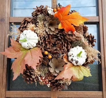 秋のリース～松ぼっくり、楓 秋,リース,松ぼっくりの写真素材