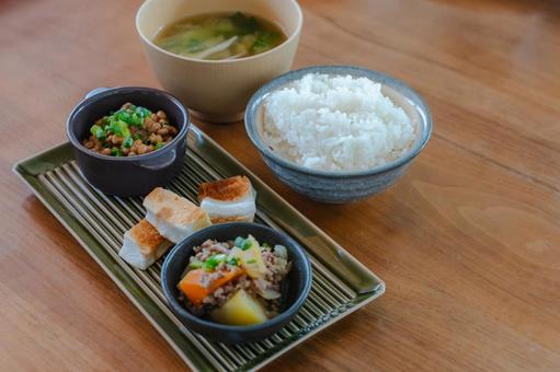 納豆と肉じゃがのごはんの朝食 納豆と肉じゃがのごはんの朝食 朝食,和食,納豆の写真素材