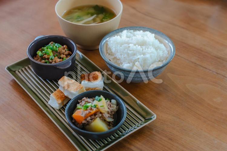 納豆と肉じゃがのごはんの朝食 朝食,和食,納豆の写真素材