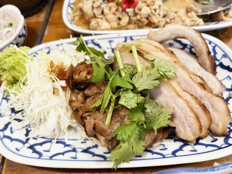 美味しそうなタイ料理の鶏肉と豚肉のグリル 美味しそうなタイ料理の鶏肉と豚肉のグリル ガイヤーン,コームーヤーン,パクチーの写真素材