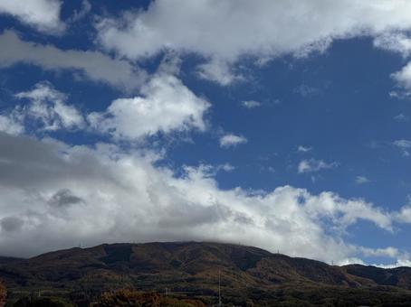 晩秋の畑と高ボッチ山(2025) 晩秋,11月,秋の写真素材