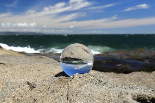 ガラス玉のある海の風景001_しぶき無 ガラス玉のある海の風景001_しぶき無の写真