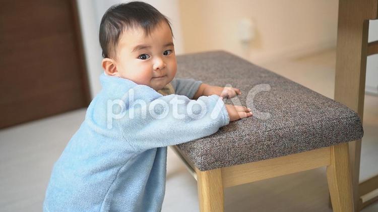 つかまり立ちする赤ちゃん1 赤ちゃん,ベビー,asianの写真素材