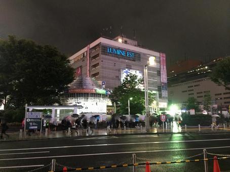 2015年雨降る夜の新宿駅東口と傘の人々 2015年雨降る夜の新宿駅東口と傘の人々の写真