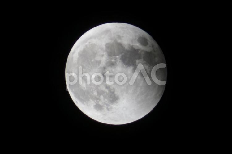 皆既月食後の満月 満月,天体,moonの写真素材