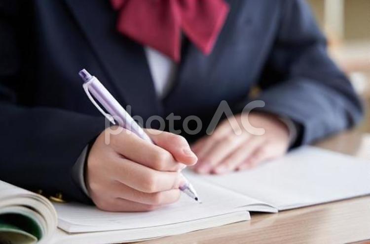 教室で勉強する日本人女子中学生の手元 中学生,女子,日本人の写真素材