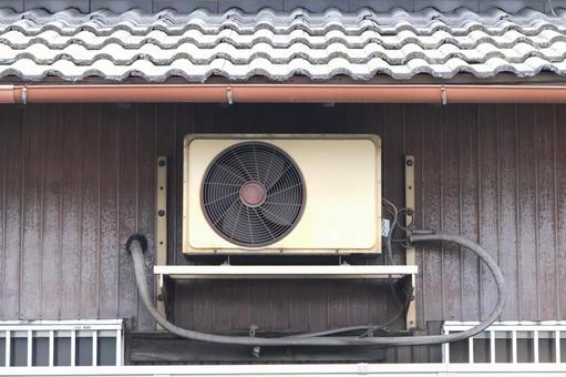 古い家屋のエアコン室外機 レトロ昭和感 古い家屋のエアコン室外機 レトロ昭和感 古い,室外機,エアコンの写真素材