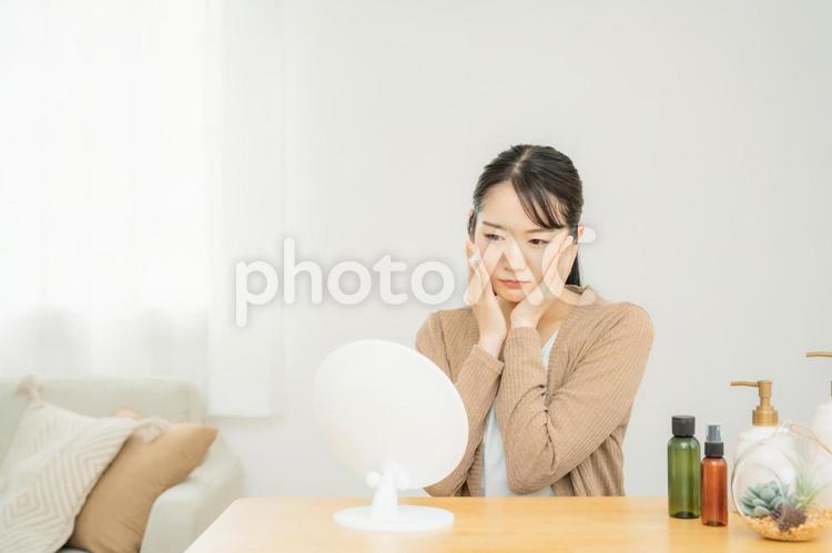 コットンを使う女性（困る） スキンケア,肌荒れ,困るの写真素材