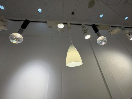 カフェ風インテリアの照明演出 カフェ風インテリアの照明演出 灯り,天井,電気の写真素材