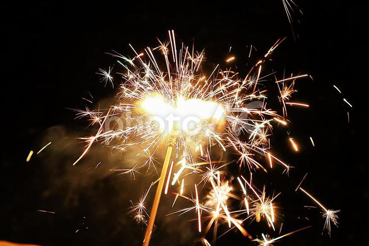 夏の夜にみんなで楽しむ「弾ける手花火」 花火,手花火,夏の写真素材