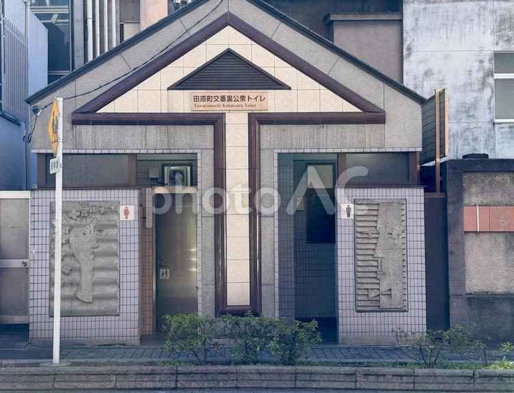 浅草で見かけた公衆便所 街中,浅草,東京の写真素材
