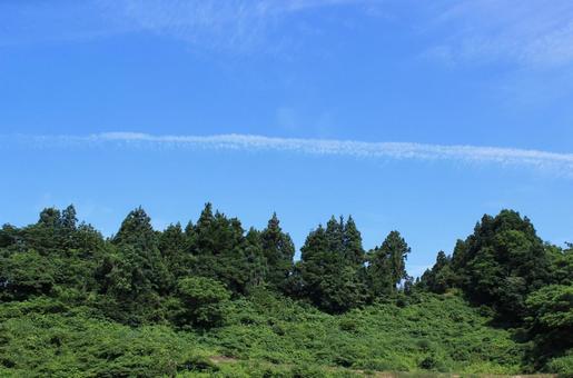 里山と飛行機雲 里山と飛行機雲の写真