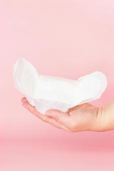 羽つき生理用ナプキンを持つ手 生理,月経,手の写真素材