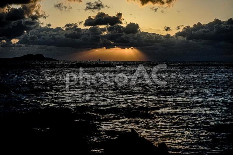 ＜素材＞冬の夕暮れの海の風景 海,空,サンセットの写真素材