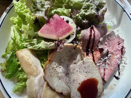 3種類の肉 鶏肉,サラダ,ビーフの写真素材